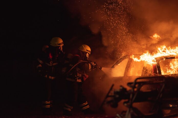 Tesla-lager i flammer må IKKE slukkes: 